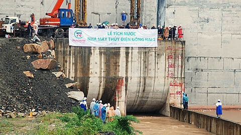 Thủy điện Đồng Nai 2 chặn dòng tích nước ngày 21-9-2013.