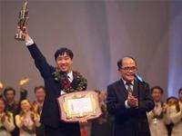 Phó Thủ tướng Nguyễn Sinh Hùng
trao giải nhất Trí tuệ VN 2006 cho
tác giả Vương Bá Quý.