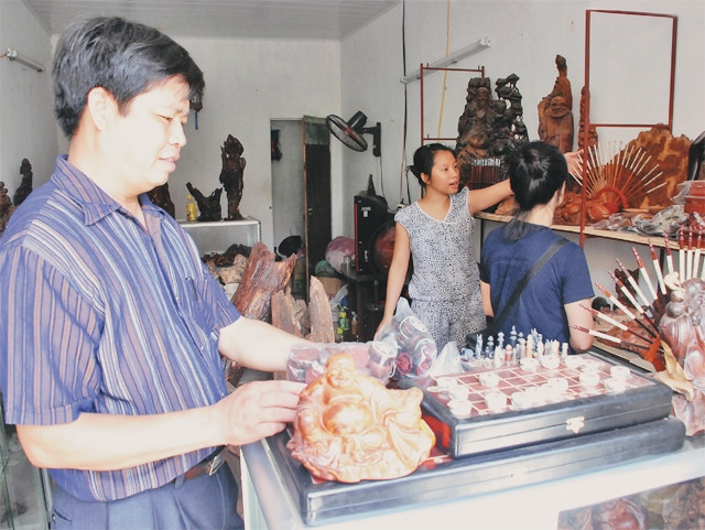 Khách tham quan, mua sắm các sản phẩm tại làng nghề truyền thống Nhị Khê. Ảnh: MINH HÀ