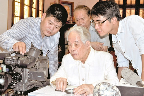 Các nhà làm phim trẻ thực hiện bộ phim tài liệu Đảng Cộng sản Việt Nam - 85 năm đồng hành cùng dân tộc.