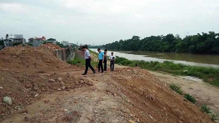 Ðoạn đê cũ ở tổ 3, phường Túc Duyên, TP Thái Nguyên bị phá bỏ, trong khi đê mới chưa được hoàn thiện.