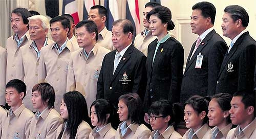 Thủ tướng Thái-lan Yingluck và các quan chức thể thao Thái-lan.
