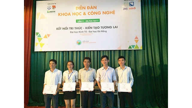 Nhóm thầy giáo và sinh viên Trường cao đẳng Công nghệ, đại học Đà Nẵng được trao giải nhóm có sản phẩm trình diễn xuất sắc nhất.