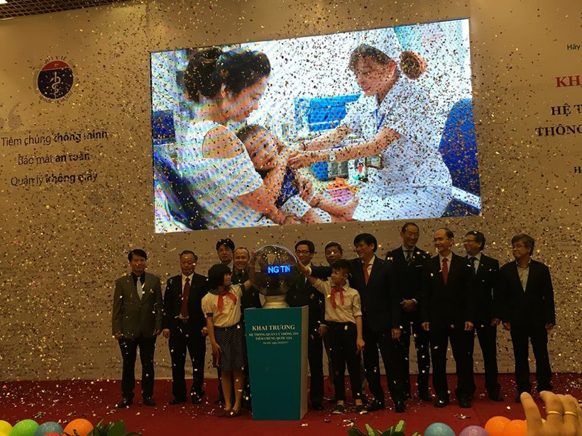 Phó Thủ tướng Vũ Đức Đam và các đại biểu ấn nút khai trương Hệ thống quản lý thông tin tiêm chủng quốc gia.