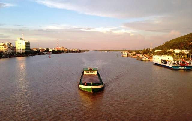 Sông Giang Thành đổ ra cửa biển Hà Tiên.