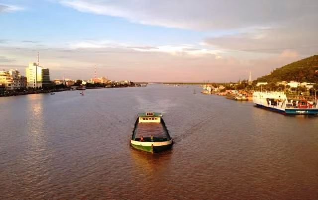 Sông Giang Thành đổ ra cửa biển Hà Tiên.