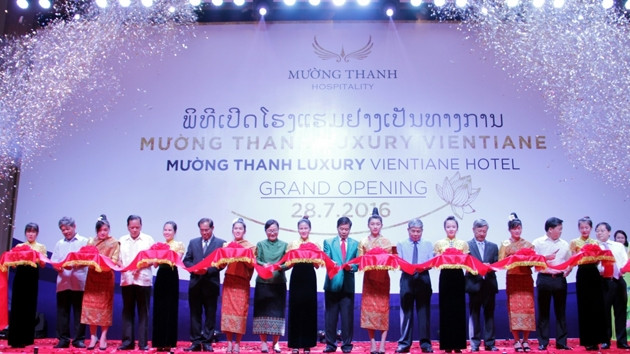 Các đại biểu cắt băng khai trương khách sạn Mường Thanh Luxury Vientiane.