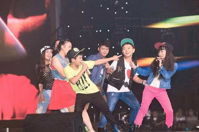 Màn trình diễn của các thí sinh tại cuộc thi Giọng hát Việt nhí. Ảnh: LÝ VÕ PHÚ HƯNG