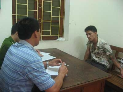 Đối tượng Phương Công Anh khai nhận hành vi phạm tội trước cơ quan điều tra.