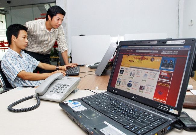 Khi mua hàng trực tuyến, người tiêu dùng cần lựa chọn các địa chỉ uy tín. Trong ảnh: Nhân viên siêu thị điện máy MediaMart (Hà Nội) tiếp nhận thông tin mua hàng trực tuyến. Ảnh: Thanh Hà