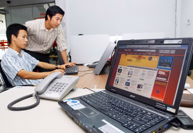 Khi mua hàng trực tuyến, người tiêu dùng cần lựa chọn các địa chỉ uy tín. Trong ảnh: Nhân viên siêu thị điện máy MediaMart (Hà Nội) tiếp nhận thông tin mua hàng trực tuyến. Ảnh: Thanh Hà