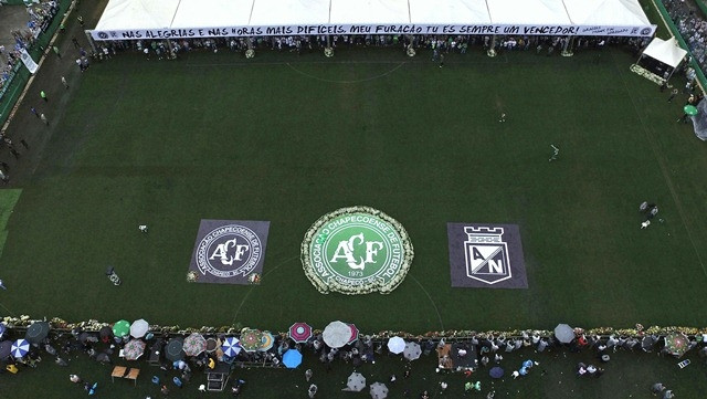 Lễ tưởng niệm các nạn nhân xấu số trong vụ tai nạn máy bay được tổ chức tại sân nhà Arena Conda của CLB Chapecoense. (Ảnh: AP)