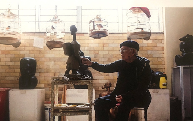Nhà điêu khắc Tạ Quang Bạo sáng tác tại nhà riêng.