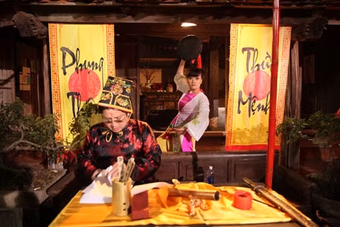 Các nghệ sĩ Vân Dung và Chí Trung trong tiểu phẩm Vua gỡ án.