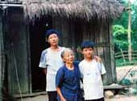 Lê Vũ Hoàng (trái) và bà ngoại
cùng em trai trước căn nhà nát.