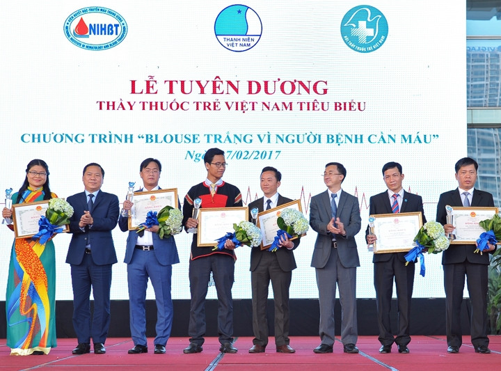Các bác sĩ Nguyễn Tiến Dũng và Vũ Giang An (người thứ hai và thứ tư từ phải sang) trong lễ tuyên dương Thầy thuốc trẻ Việt Nam tiêu biểu năm 2016.