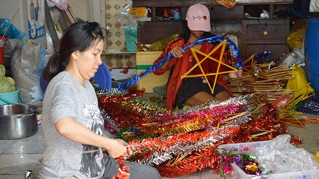 Cảnh tất bật tại làng nghề Phú Bình mỗi dịp Trung thu.