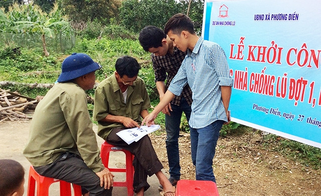 Kiến trúc sư của dự án đang trao đổi mẫu thiết kế nhà với bà con vùng lũ xã Phương Điền, Hương Khê, Hà Tĩnh.