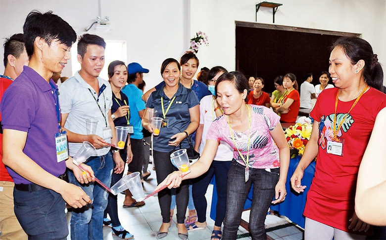 Công nhân Công ty Dinsen tham gia trò chơi trong chương trình "Sau giờ tan ca" do LÐLÐ quận Tân Phú tổ chức.