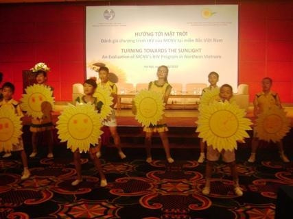 Nhóm trẻ em đến từ nhóm Hoa Hướng dương Hạ Long biểu diễn văn nghệ.