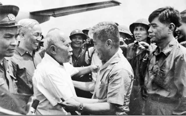 Quân và dân miền nam đón chào đoàn đại biểu Đảng và Nhà nước do Chủ tịch Tôn Đức Thắng dẫn đầu vào thăm và dự lễ mừng giải phóng miền nam, thống nhất Tổ quốc.