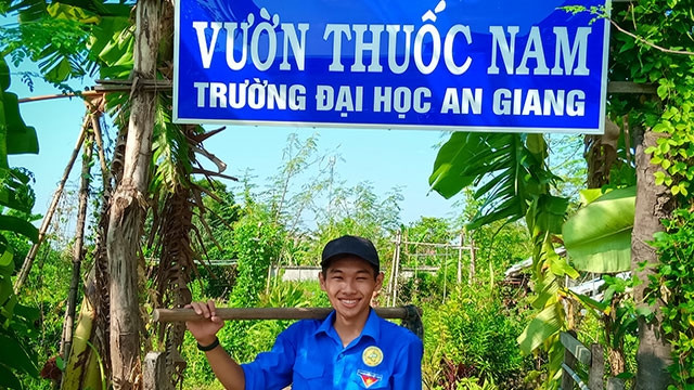 Nguyễn Văn Thuận bên vườn thuốc nam của trường.