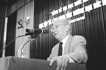 Đồng chí Đặng Xuân Kỳ trong buổi nói chuyện
về tấm gương đạo đức Hồ Chí Minh
tại Đại học Quốc Gia Hà Nội năm 2007.