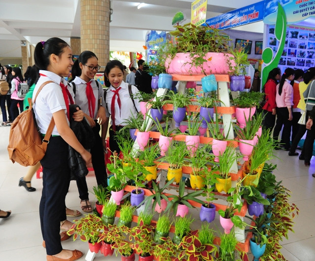 Học sinh Đà Nẵng hào hứng tìm hiểu các sáng kiến bảo vệ môi trường.