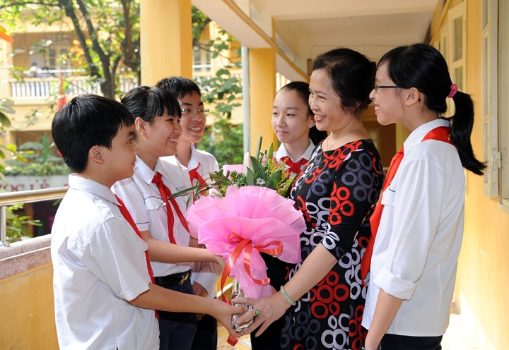 Cô và trò Trường THCS Ngô Sĩ Liên (Hà Nội) trong ngày 20-11.