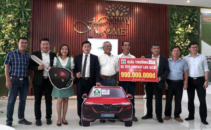 Đại diện Happy Home Cà Mau trao thưởng xe VinFast Lux A2.0 cho khách hàng Trần Văn Đó.