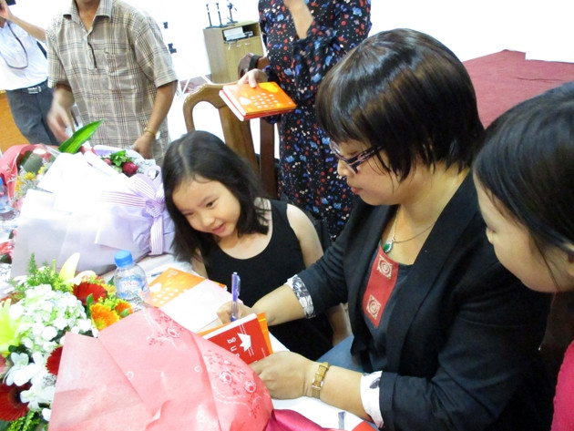 Tác giả ký tặng sách cho bạn đọc.