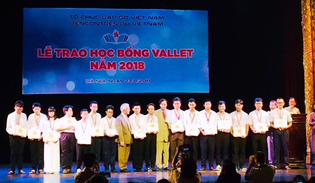 Trao học bổng cho các học sinh có thành tích học tập xuất sắc.