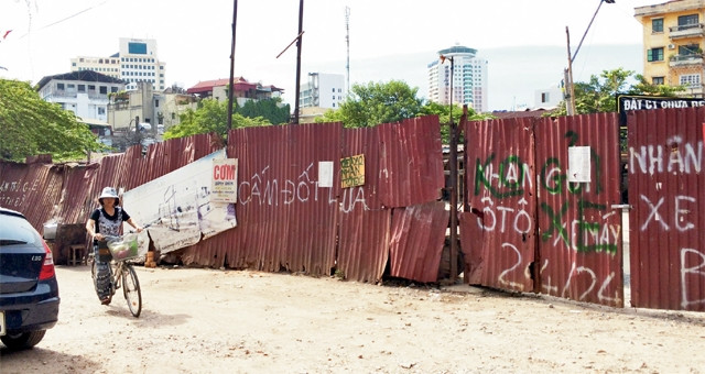 Hàng rào khu đất xây dựng chung cư C1 Thành Công đã bị bục nát.  