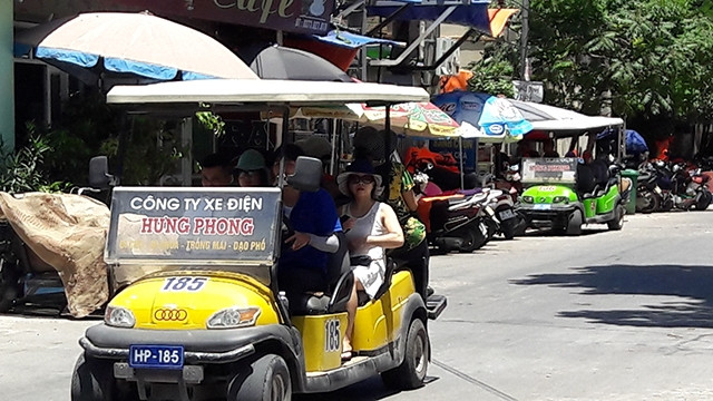 Xe điện chở khách du lịch lưu hành trên đường Hồ Xuân Hương, TP Sầm Sơn.