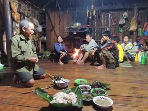 Cúng Tết Ét Ðông tại gia đình già làng A Jing Ðeng (thôn Kon Brap Du, xã Tân Lập, huyện Kon Rẫy).