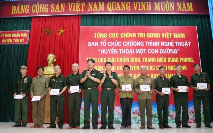 Ban tổ chức chương trình “Huyền thoại một con đường” trao tặng quà tại UBND huyện Tân Kỳ.