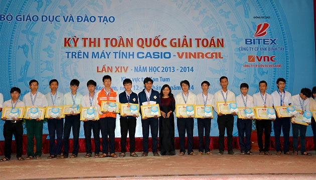 Trao giấy khen cho các học sinh đạt giải.