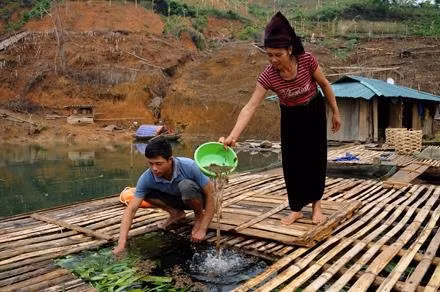 Người dân xã Chiềng Bằng, huyện Quỳnh Nhai nuôi cá lồng trên lòng hồ thủy điện Sơn La,cho hiệu quả kinh tế cao.         