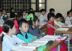 Học sinh trường tiểu học Phan Chu Trinh,
Hà Nội trong giờ học tiếng Anh.