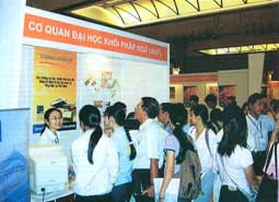 Tìm hiểu thông tin du học Pháp tại
Triển lãm Du học Pháp năm 2005.