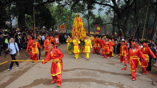 Việc cầm gậy bảo vệ kiệu hoa tre tại hội Gióng Sóc Sơn cần được nghiên cứu để tránh gây va chạm?
