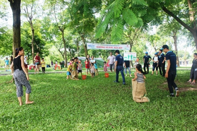 Các tình nguyện viên TransViet tổ chức vui chơi và tuyên truyền giữ gìn môi trường tại Công viên Yên Sở.