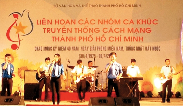 Nhóm Ca khúc quận 12 biểu diễn tại liên hoan Ca khúc truyền thống cách mạng TP Hồ Chí Minh năm 2015.