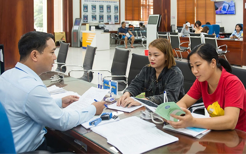 Cán bộ Trung tâm Hành chính công thành phố Bắc Ninh giải quyết thủ tục hành chính cho người dân.