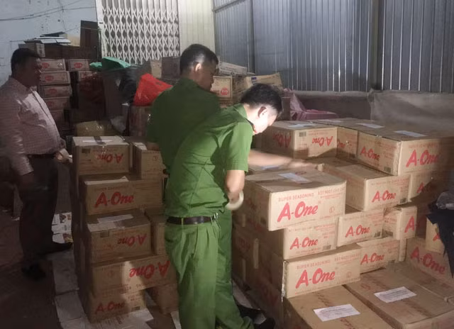 Lực lượng Công an tiến hành niêm phong toàn bộ số hàng bột ngọt và hạt nêm chờ giám định, phục vụ điều tra, xử lý.