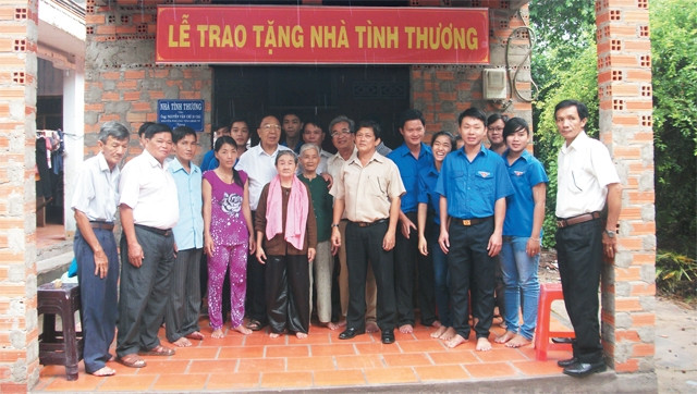 Các thành viên CLB cảm tình Đảng xã Phú Hòa Đông trao nhà tình thương cho các gia đình có hoàn cảnh khó khăn.