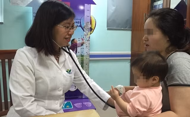 Bác sĩ Lê Thu Hương khám cho một bệnh nhi.