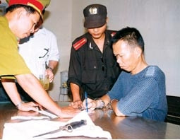 Hai Chi và con dao lê gây án.