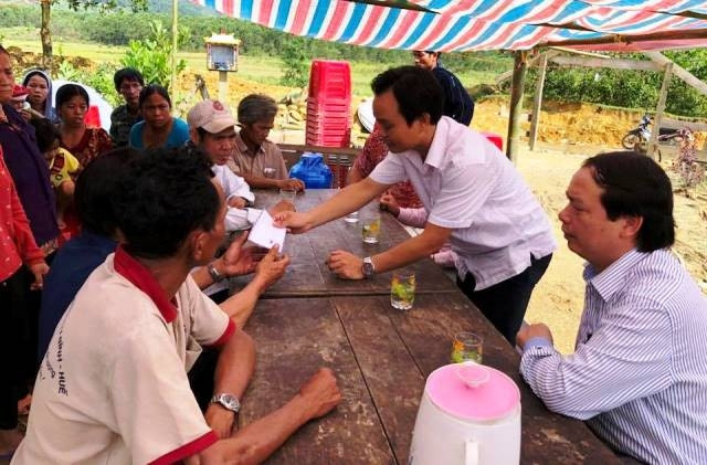 Sáng 20-5, lãnh đạo UBND huyện A Lưới (tỉnh Thừa Thiên - Huế) tổ chức thăm hỏi, động viên gia đình nạn nhân bị sét đánh tử vong.