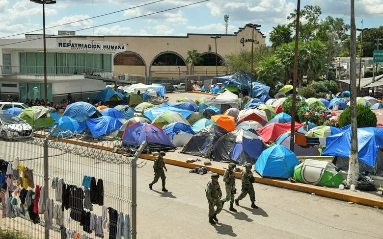 Lực lượng vệ binh Mê-hi-cô tuần tra tại một trại tị nạn ở Ma-ta-mo-rốt. Ảnh ROI-TƠ